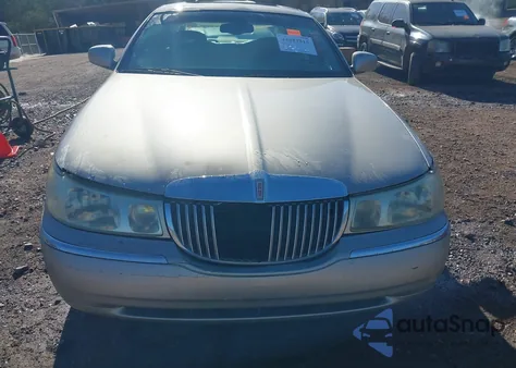 2001 Lincoln Town Car Signature from USA, damaged, VIN 1LNHM82W31Y732838